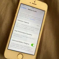 iphone Se با کارتون