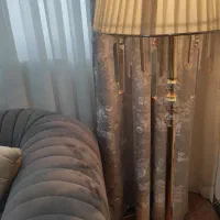 آباژور ایستاده