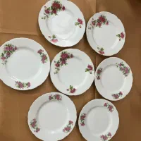تعدادی بشقاب گلسرخی ژاپن