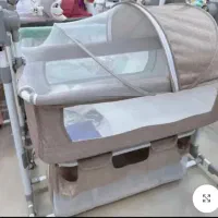 تخت کنار مادر