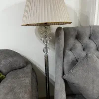 اباژور ایستاده و رو میزی ست