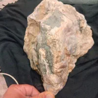 سنگ عجیب کسی میشناسه فروشیه جنسش عقیقه