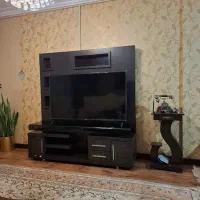 زیر تلویزیون با شیشه خم دودی از برند سادلی