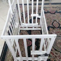 تخت بچه کنار مادر