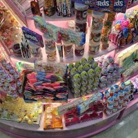 فروشنده خانم جوان