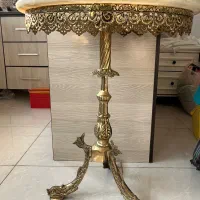 میز برنجی با صفحه سنگ