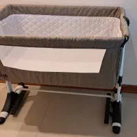 تخت کنار مادر زویی