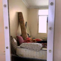 اینه چراغدار همراه تعدادی لامپ