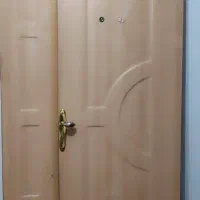 درب ورودی آپارتمان همراه با قفل و کلید