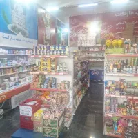 نیروی کار انبار دار و چیدمان مواد غذایی