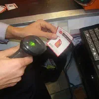 نیروی کار صندوقدار فروشگاه مواد غذایی