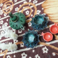 قوری سفالی و فنجان های سفالی بادوعددقند کوچک