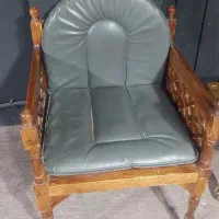 منبر چوبی با پشتی نرم