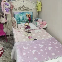 تخت کودک با کمد لباس و ویترین کتابخانه