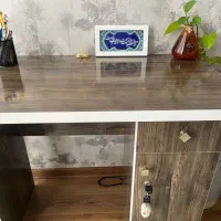 میز تحریر کاملا سالم