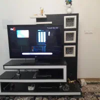 میز تلویزیون در حد نو و سالم