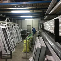 کارگر در و پنجره دوجداره