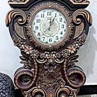 ساعت دیواری و مجسمه