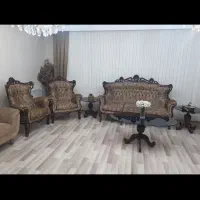 یک دست مبل سلطنتی ۷ نفره با میز جلو د دو عدد عسلی