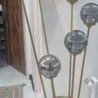 آباژور  کنار سالنی ایستاده فلزی