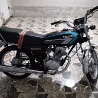 یک دستگاه موتور هندا۱۲۵