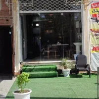 چمن مصنوعی و مقداری وسایل کاربردی رستوران