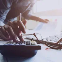 مشاور اقتصادی