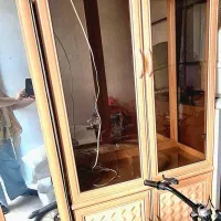 ویترین  یا کتابخانه طبقه شیشه  وجاکفشی