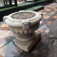 ۲عددگلدان بزرگ بتونی باوزن هرکدام۵۰کیلو