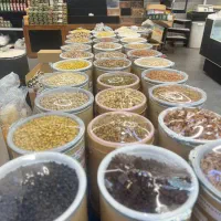 فروشنده آجیل و خشکبار خانم در پیروزی