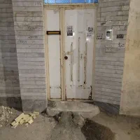 درب حیاط ،پنجره حفاظ دار