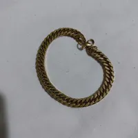 دستبند طلایی رنگ