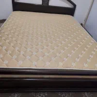 تخت‌دونفرچوبی‌همراه‌تشک‌و‌کفی‌تخت