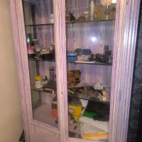 کمد چوبی با درب شیشه ای