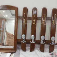 آینه و آویز لباس