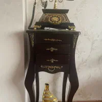 میز تلفن و تلفن و گلدان دکوری