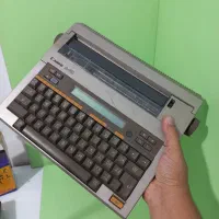 دستگاه تایپ قدیمی مسافرتی باطری خور