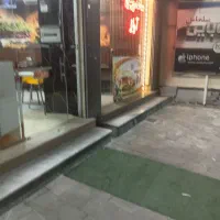 یک نفز نیروی ماهر با کار ساندویچی