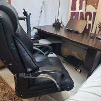 میز و صندلی اداری همراه با زیرپایی