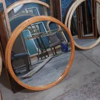 آینه دایره‌ با قاب چوبی