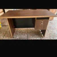 میز کامپیوتر در حد نو