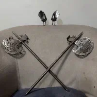 تبر همراه یک جفت گنجشک