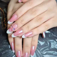 انجام خدمات کاشت ناخن