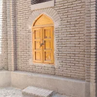 به یک همکار خانم جهت نظافت