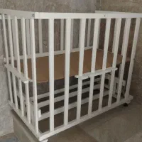 کالسکه و تخت کنار مادر