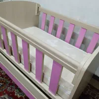 یک تخت‌خواب چوبی نوزاد دو حالته همراه با تشک طبی|تخت و صندلی بچه|شوش, |دیوار