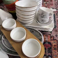 تعدادی ظرف و وسایل خونه به فروش می‌رسد