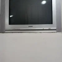 یک دستگاه تلویزیون و دستگاه دیجیتال