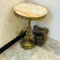 یک عدد لوستر و سطل اشغال جای دستمال کاغذی میز خاطر