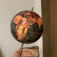 کره جغرافیایی با پایه فلزی